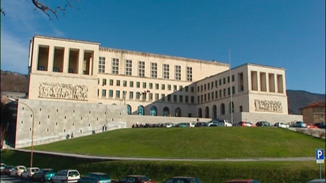 università