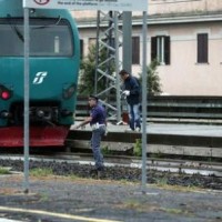 La polizia scientifica sul luogo dove un uomo è stato travolto da un treno a Stazione Trastevere a Roma, 22 luglio 2014.ANSA/MASSIMO PERCOSSI