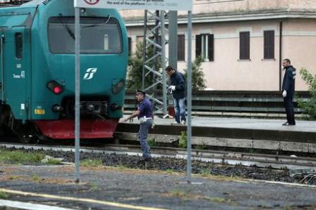 La polizia scientifica sul luogo dove un uomo è stato travolto da un treno a Stazione Trastevere a Roma, 22 luglio 2014.ANSA/MASSIMO PERCOSSI