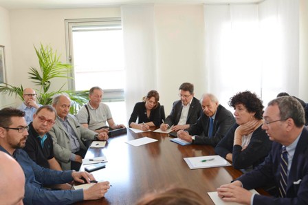 Sergio Bolzonello (Vicepresidente Regione FVG e assessore Attività produttive), Loredana Panariti (Assessore regionale Lavoro), Ettore Romoli ed Enrico Gherghetta (Sindaco e presidente Provincia Gorizia) e Ilaria Cecot (Assessore Lavoro Provincia Gorizia) con rappresentanti delle organizzazioni sindacali, confederali e di categoria, e dei lavoratori della SIAP, nella sede della Regione FVG di via San Francesco - Trieste 12/05/2015