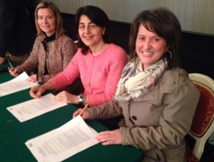 Mariagrazia Santoro (Assessore regionale Infrastrutture, Mobilità, Pianificazione territoriale, Lavori pubblici, Edilizia) tra i sindaci Debora Del Basso (Pinzano al Tagliamento) e Lara De Michiel (Castelnovo del Friuli) alla firma del Protocollo d'intesa sulla Redazione del Piano Paesaggistico Regionale (PPR), nel Teatro Sociale Gian Giacomo Arrigoni - San Vito al Tagliamento 04/05/2015