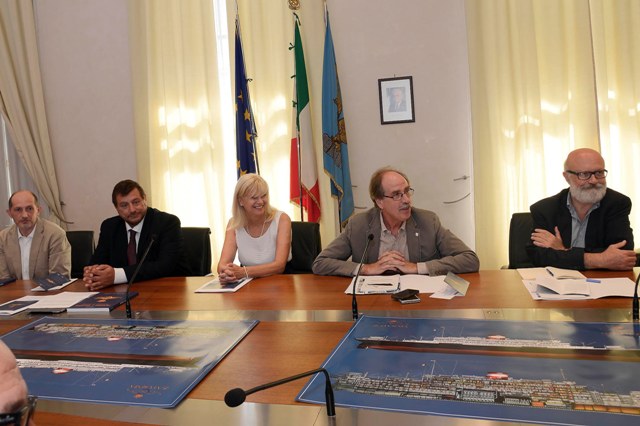 Maurizio Eliseo (Curatore mostra), Mauro Martinenzi (Direttore Fondazione Fincantieri), Silvia Altran (Sindaco Monfalcone), Gianni Torrenti (Assessore regionale Cultura) e Luigi Fozzati (Soprintendente Beni archeologici FVG) alla presentazione della mostra "Saturnia e Vulcania: motonavi da record" - Trieste 01/09/2015