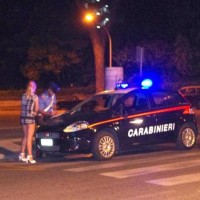 Sono 51 le prostitute identificate e multate nell'ambito dei controlli predisposti dai carabinieri del Gruppo di Roma e dai carabinieri della Compagnia Roma Eur, con la collaborazione dei carabinieri dell'8° Reggimento Lazio, che hanno svolto un servizio coordinato di contrasto al fenomeno della prostituzione sulle strade dell'Eur e su quelle dei quartieri limitrofi, Roma 04 agosto 2012. Numerosi i clienti fermati e identificati nel corso dell'attività. Negli ultimi due mesi sono state 306 le multe elevate dai carabinieri della Compagnia Roma Eur a carico di altrettante lucciole e 50 i clienti sorpresi a contrattare le prestazioni. ANSA/ UFFICIO STAMPA CARABINIERI +++ NO SALES - EDITORIAL USE ONLY +++