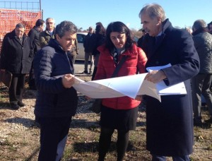 Francesco Martines (Sindaco Palmanova), Mariagrazia Santoro (Assessore regionale Infrastrutture e Territorio) e Domenico Degano (Amministratore unico ATER Udine) alla consegna dei lavori di avvio del cantiere per la realizzazione di 50 abitazioni e relative opere di urbanizzazione nel quartiere Santa Giustina - Palmanova 11/02/2016