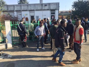 La protesta di un gruppi di profughi, giovani provenienti da Nigeria, Ghana e Afghanistan, davanti all'asilo di Vercelli che li ospita da alcuni mesi, 02 novembre 2015. ANSA/ ROBERTO MAGGIO
