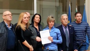 Barbara Zilli consegna petiziona