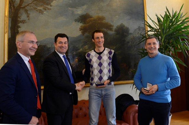 Iacop novelli consegna medaglia campione del mondo corsa in salita Tadei Piuk