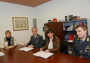Maria Sandra Telesca (Assessore regionale Politiche sociali e Famiglia), Giuseppe Gerli (Comandante regionale Guardia di Finanza) e Debora Serracchiani (Presidente Regione Friuli Venezia Giulia) alla firma del Protocollo d'intesa tra Regione FVG e Comando regionale della Guardia di Finanza per il coordinamento dei controlli e dello scambio di informazioni sulle misure attive di sostegno al reddito - Udine 21/03/2016