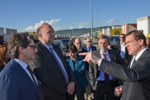 Zeno D'Agostino (Commissario Autorità Portuale Trieste), Roberto Cosolini (Sindaco Trieste), Debora Serracchiani (Presidente Regione Friuli Venezia Giulia), Graziano Delrio (Ministro Infrastrutture e Trasporti) ed Enrico Samer (Presidente e amministratore delegato Samer & Co. Shipping S.p.A.) nel corso della visita al Porto Nuovo - Trieste 14/04/2016