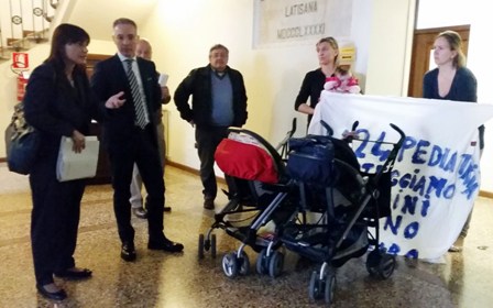 Debora Serracchiani (Presidente Regione Friuli Venezia Giulia) incontra i membri del Comitato "Nascere a Latisana", in Municipio - Latisana 12/04/2016