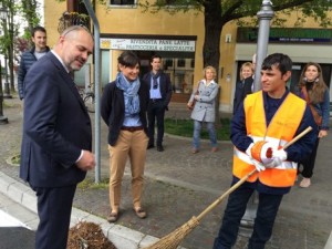 Claudio Bignolin (Sindaco San Pier d'Isonzo) e Debora Serracchiani (Presidente Regione Friuli Venezia Giulia) con un profugo che lavora per il Comune - San Pier d'Isonzo 18/04/2016