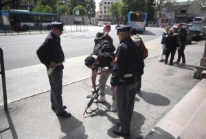 Un giovane italiano di 23 anni con un finto mitragliatore alla stazione ferroviaria di Trieste. La Polizia di Stato lo ha intercettato intorno alle 13 denunciandolo per procurato allarme e molestie e sequestrandogli il mitragliatore, 7 aprile 2016. ANSA/ UFFICIO STAMPA POLIZIA DI STATO
+++ ANSA PROVIDES ACCESS TO THIS HANDOUT PHOTO TO BE USED SOLELY TO ILLUSTRATE NEWS REPORTING OR COMMENTARY ON THE FACTS OR EVENTS DEPICTED IN THIS IMAGE; NO ARCHIVING; NO LICENSING +++
