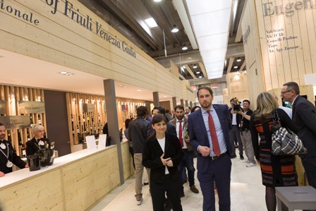 Debora Serracchiani (Presidente Regione Friuli Venezia Giulia) e Cristiano Shaurli (Assessore regionale Risorse agricole e forestali) nello stand del Friuli Venezia Giulia al 50° Vinitaly - Verona 11/04/2016